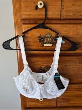 Bali White Lace Underwire Bra with Supportive Cups